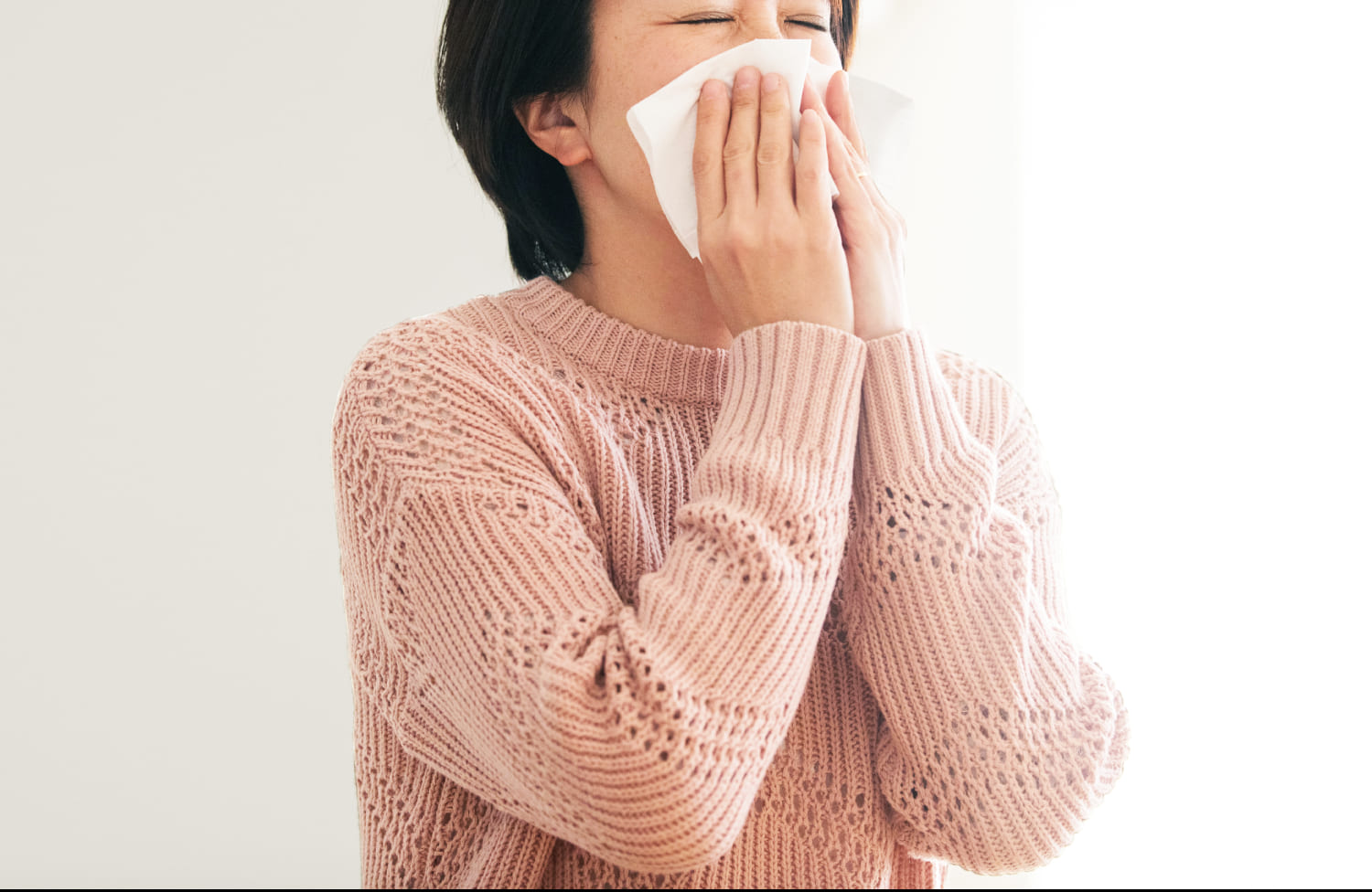 鼻づまり・匂いがわからないでお悩みの方へ「鼻づまりがなかなか治らない」「匂いがわかりづらくなった」といった鼻症状に悩まされていませんか？このような症状の原因や治療法について、正しい知識を身に付け、日常生活を快適に過ごしましょう。