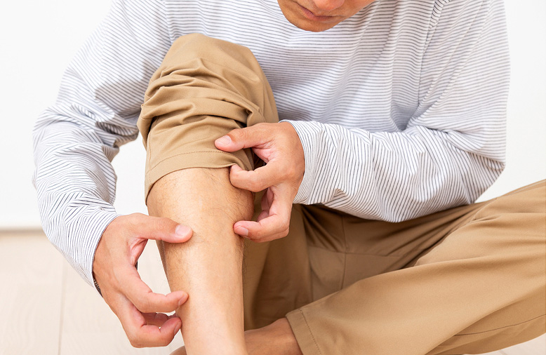 水疱性類天疱瘡でお悩みの方へ水疱性類天疱瘡は、全身の皮膚にかゆみを伴う水ぶくれや赤いプツプツ、ただれを生じる自己免疫性の皮膚疾患です。再発を繰り返すことも多く、日常生活や心の健康にも影響をおよぼすことがあります。水疱性類天疱瘡について正しい知識を身に付けて、治療に取り組んでみませんか。